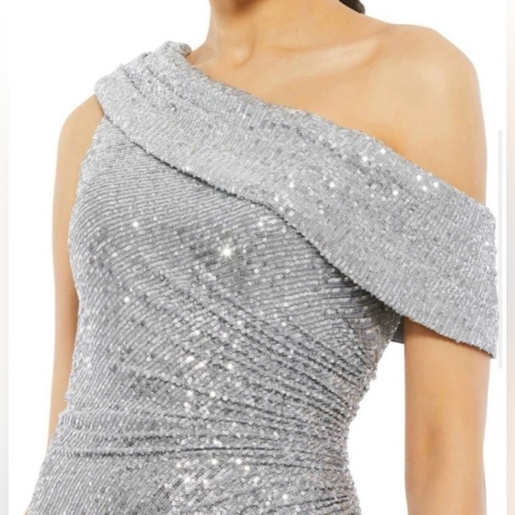 MAC DUGGAL One-Shoulder Silver Sequined Ruched High Slit Gown (size 6)… - Picture 2 of 3